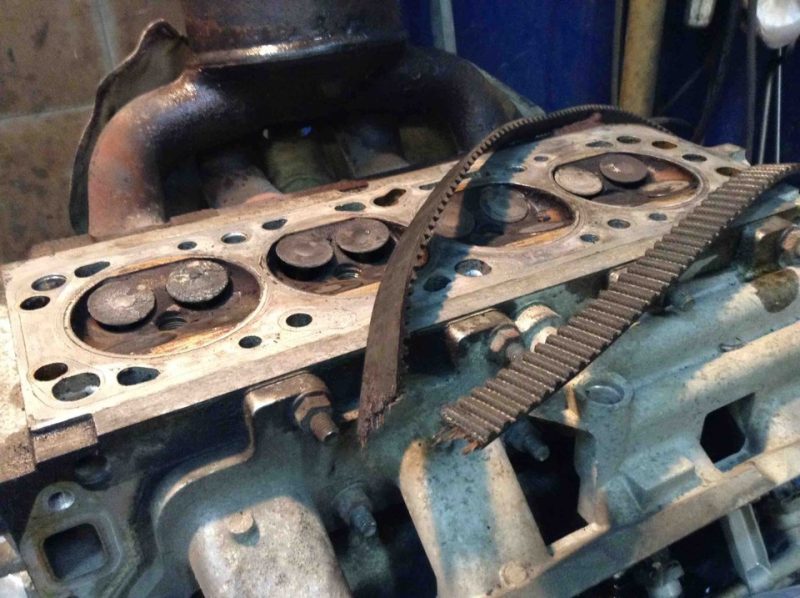 Why valves bend when the timing belt breaks and how to avoid it