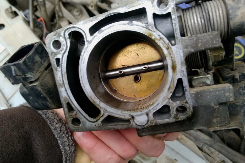 Engine speed does not drop when idling